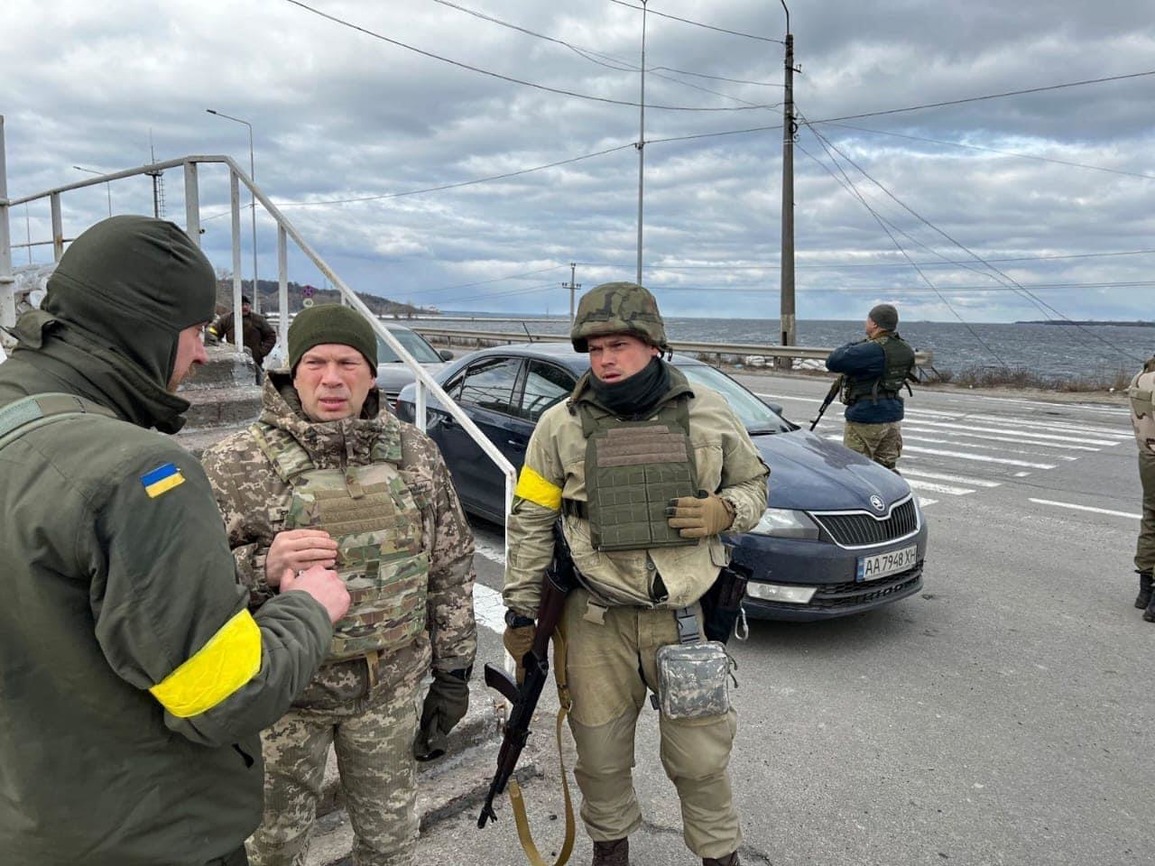 Командувач Сирський біля одного з блокпостів на околицях столиці, 28 лютого 2022 року