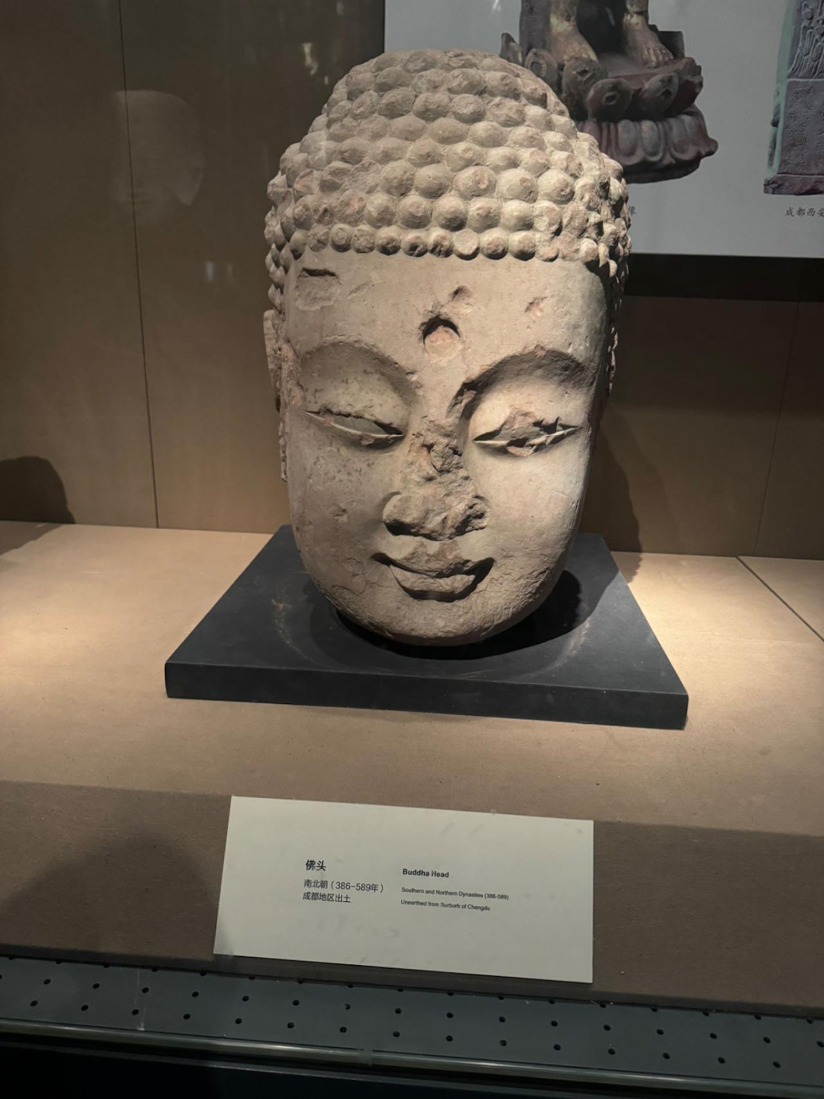 A statue of a buddha

Description automatically generated