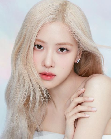 This contain an image of BLACKPINK Rosé'