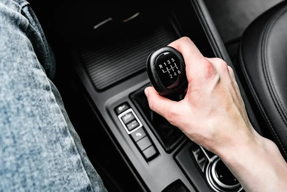 Descubra o que pode causar danos à embreagem do carro