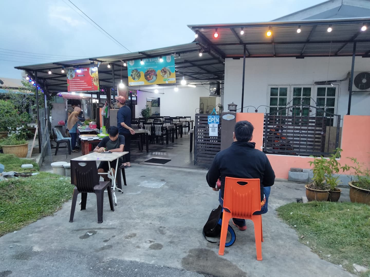 best place in kuching for sarawak local food Mee Kolok @ Kafe Kamek