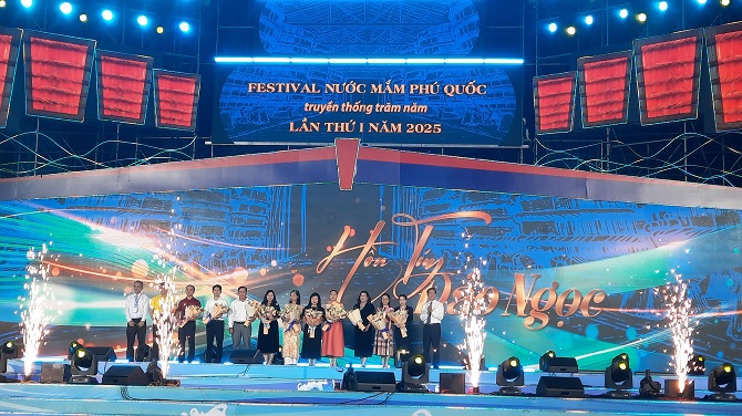 Biểu diễn nghệ thuật trên đường phố Phú Quốc mang giá trị "Hồn Túy Đảo Ngọc" được đông đảo người dân đến xem cổ vũ.