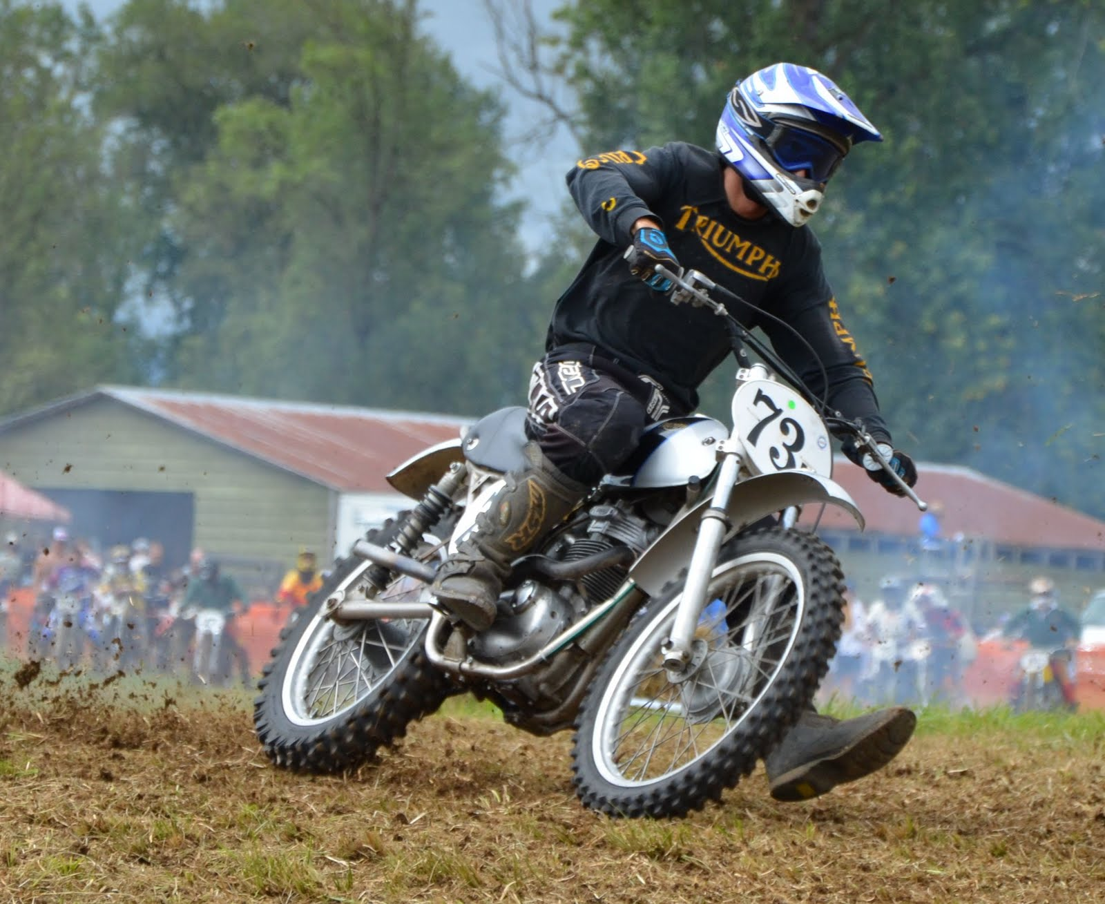 Posisi tubuh yang benar saat melakukan cornering di motocross