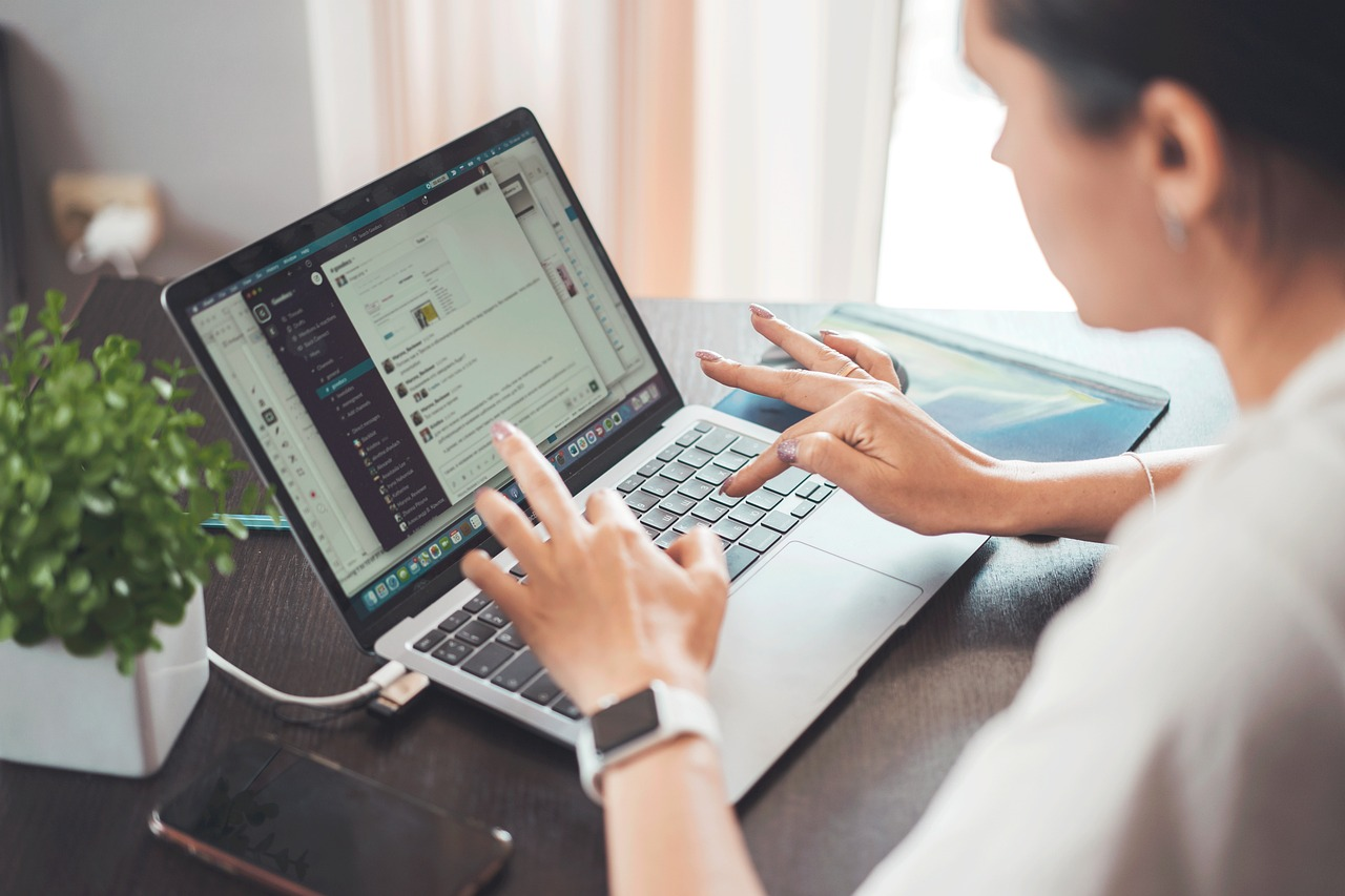 female employee giving reason for resignation to her boss using a laptop in office messager app