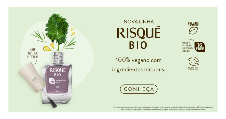 Frasco de esmalte Risqué Bio na cor Açaí, destacando ingredientes naturais e características veganas do produto, com o fundo verde claro.