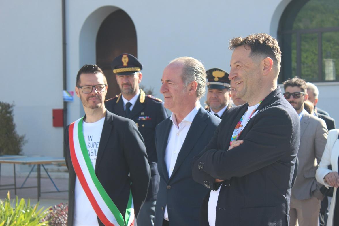 Immagine che contiene persona, aria aperta, Ufficiale, Viso umano

Il contenuto generato dall'IA potrebbe non essere corretto.