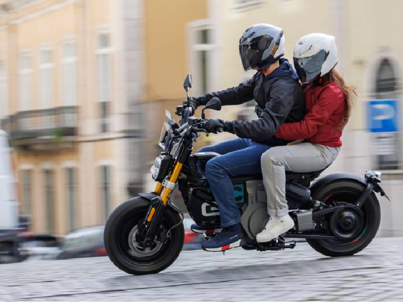 dos motoristas en el scooter CE02 en la ciudad