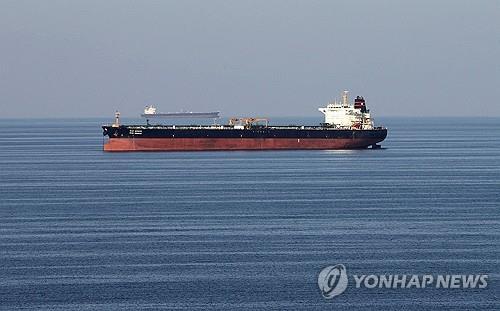 호르무즈 해협을 지나는 유조선