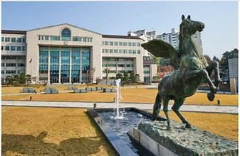 A statue of a horse with wings in front of a building

AI-generated content may be incorrect.