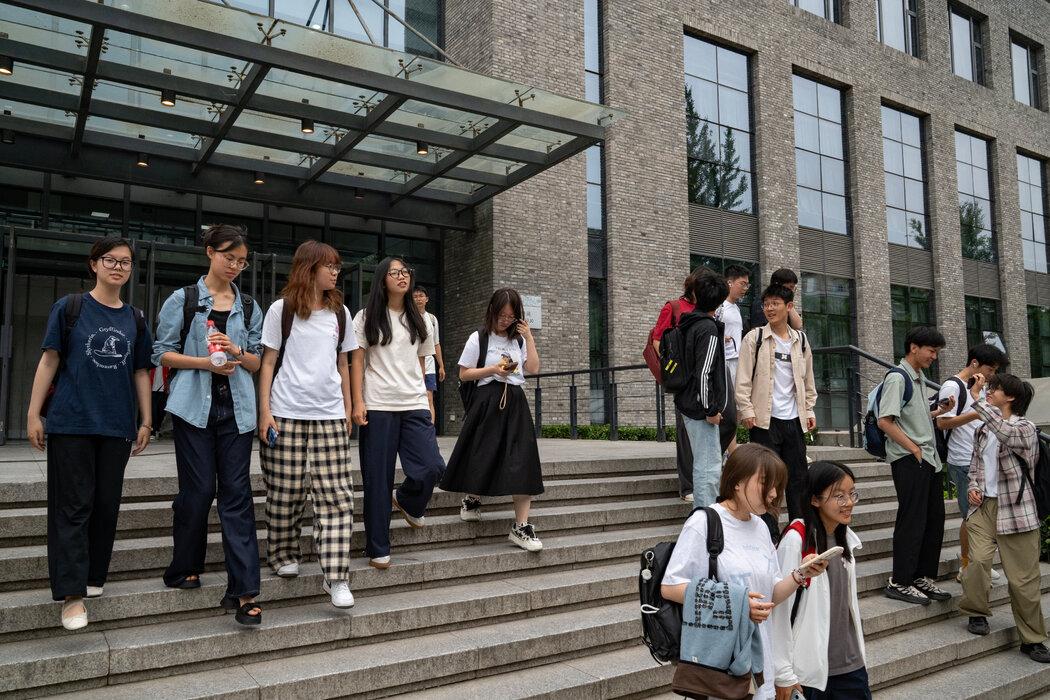 北京的大学生。在中国,对不平等的担忧与日俱增,因为即使受过教育也不一定能找到一份稳定的工作。