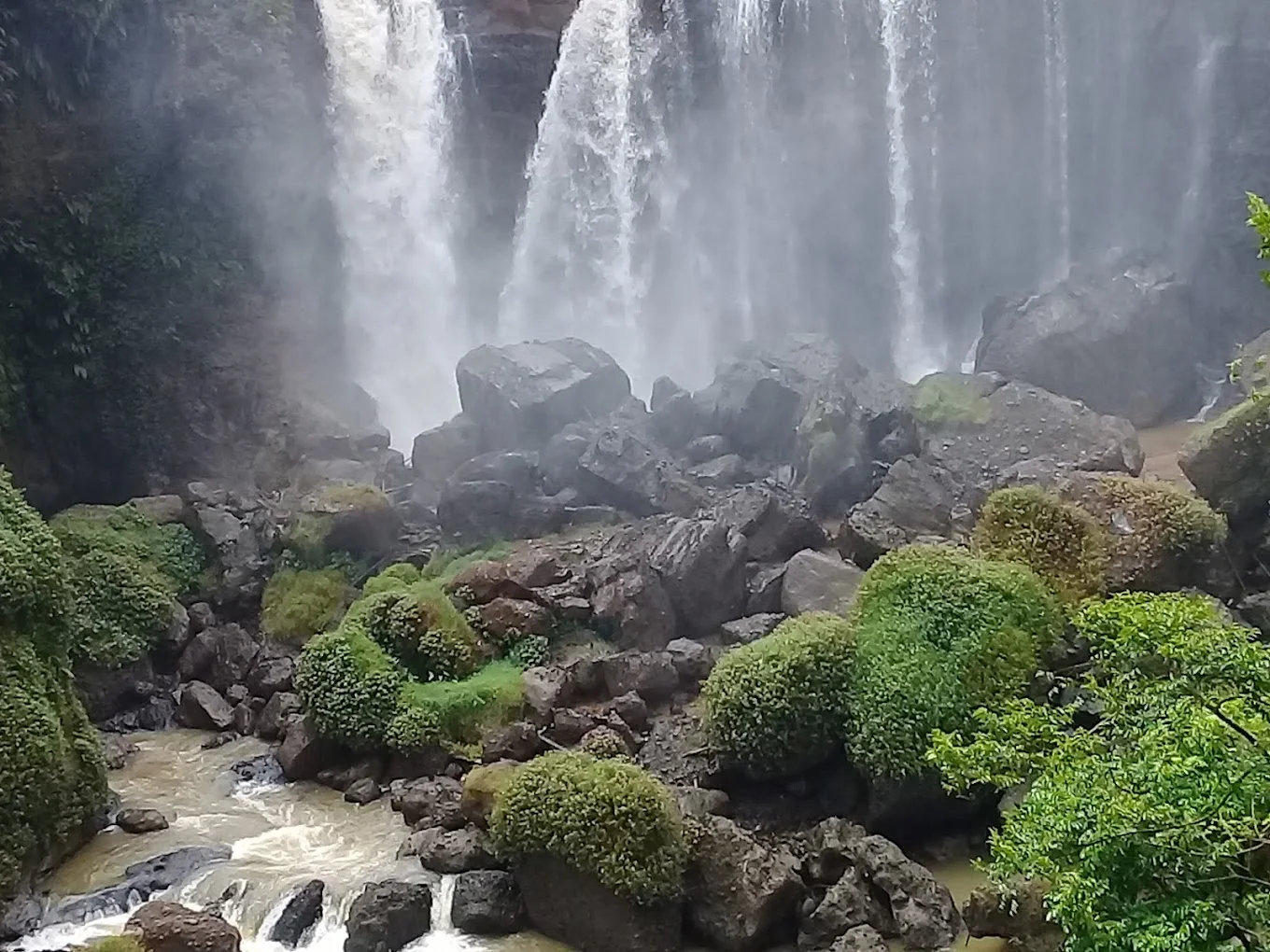 Curug Dadali dengan bebatuan