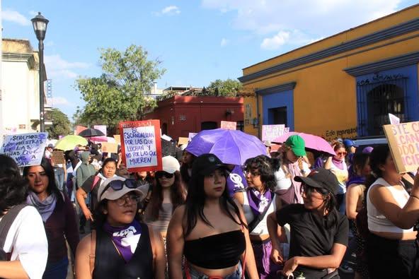 Multitud de personas en la calle

El contenido generado por IA puede ser incorrecto.