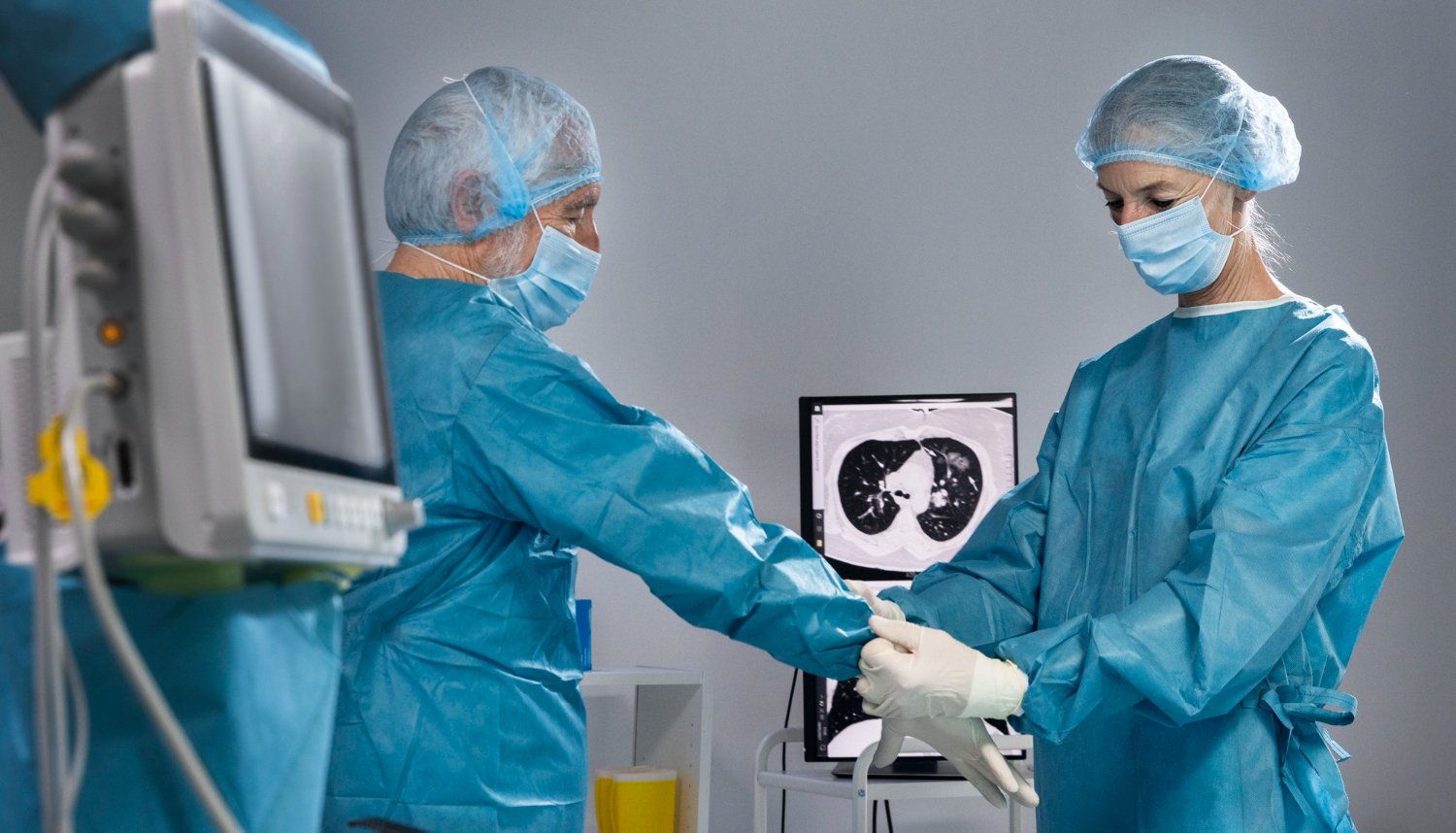 dokter spesialis urologi sedang mempersiapkan prosedur PCNL
