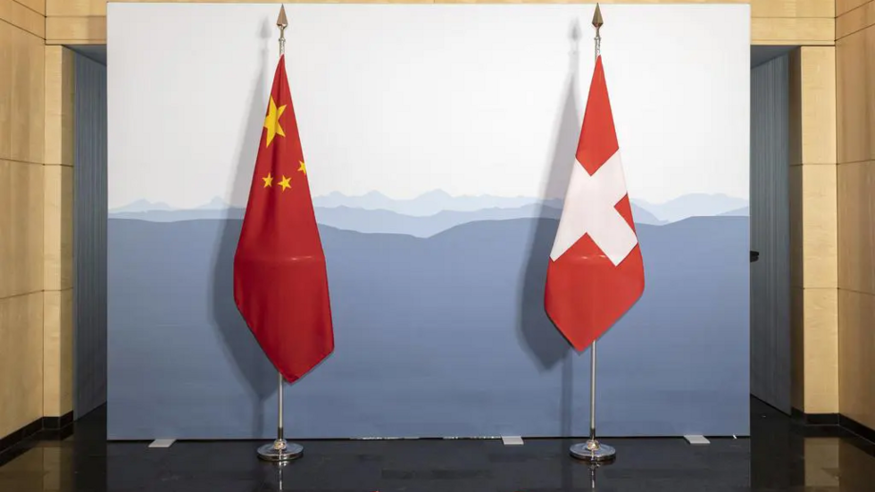 les drapeaux nationaux de la Chine et de la Suisse