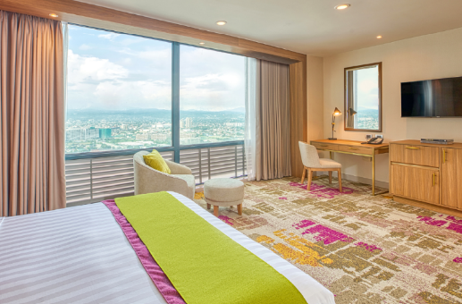 A room with a bed and a desk and chair

AI-generated content may be incorrect.