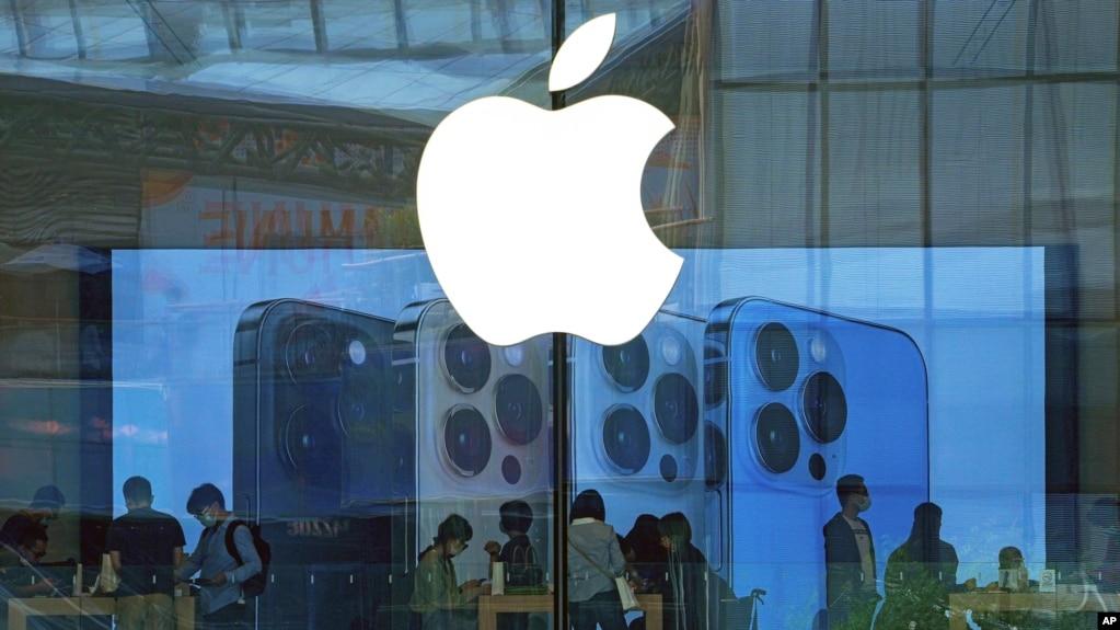 资料照片:人们在北京的一家Apple商店试用iPhone产品。