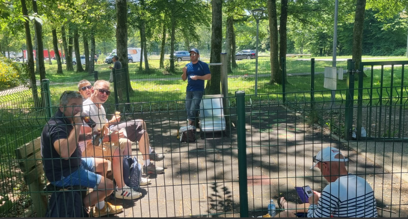 Une image contenant arbre, plein air, habits, personne

Le contenu généré par l’IA peut être incorrect.