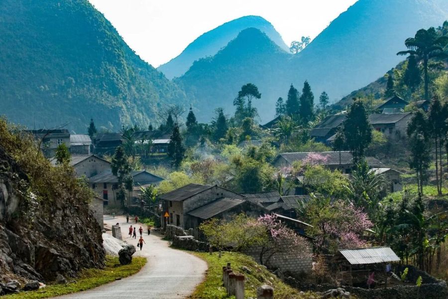 Pho Cao is a small village nestled within the Dong Van rocky plateau. 