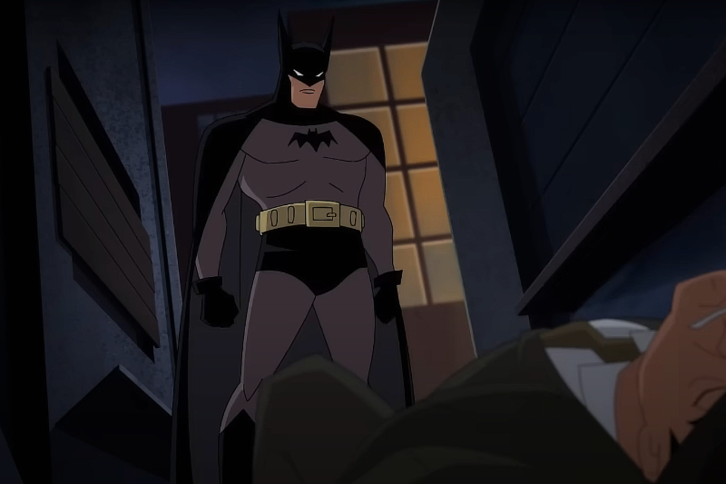 Batman de pie en un callejón oscuro mirando a un hombre inconsciente en el suelo, escena de animación en estilo cómic de 'Batman: The Animated Series' o película animada de Batman.