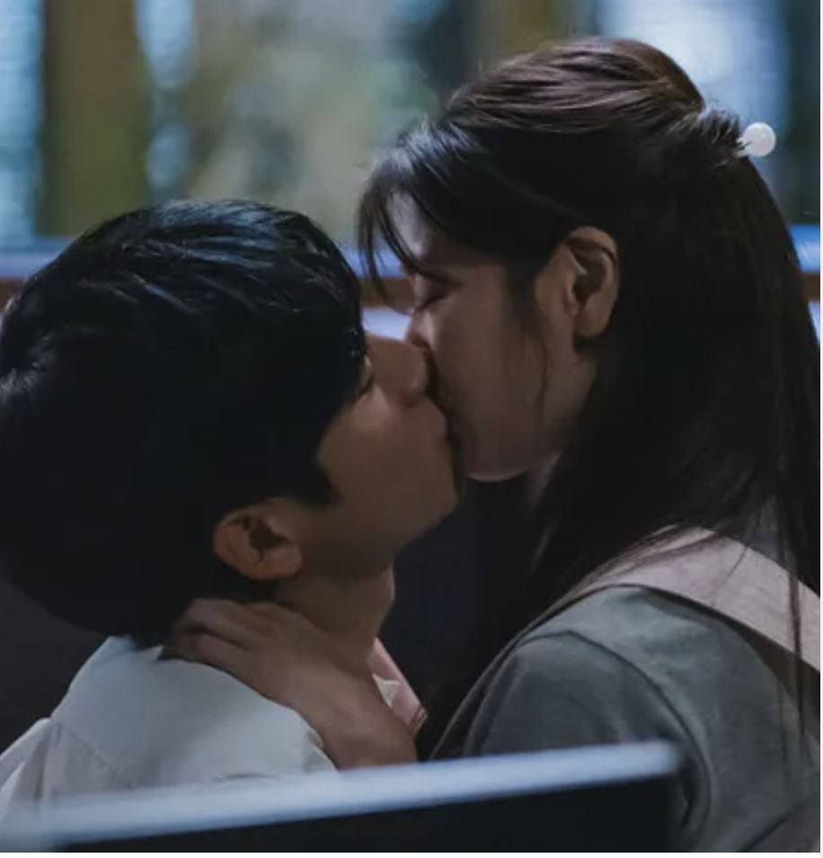 picture of Jung Hae In and Jung So Min kissing