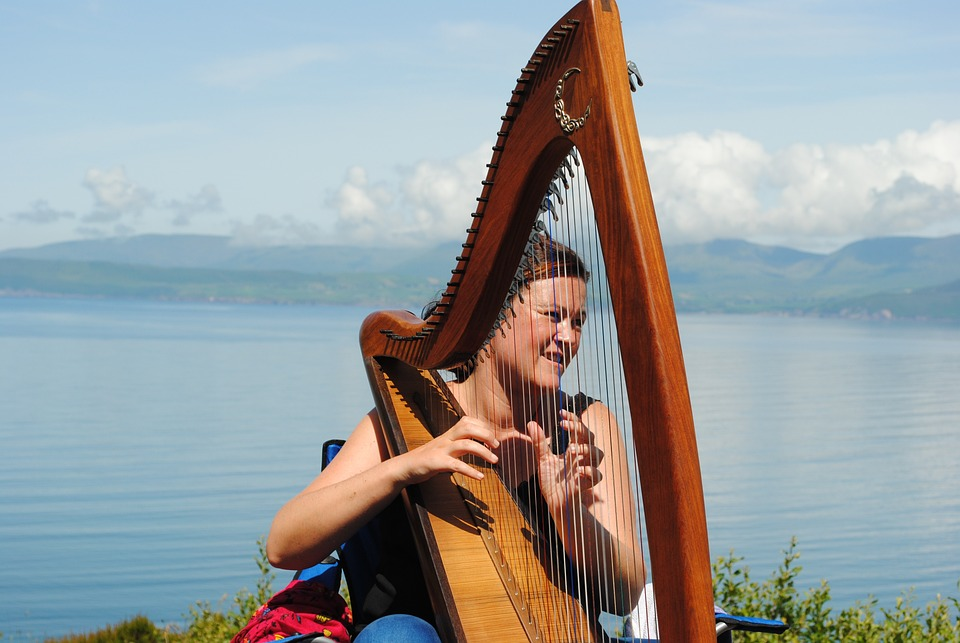 Instrumentos musicais em chinês: Harpa - 竖琴 (shù qín)