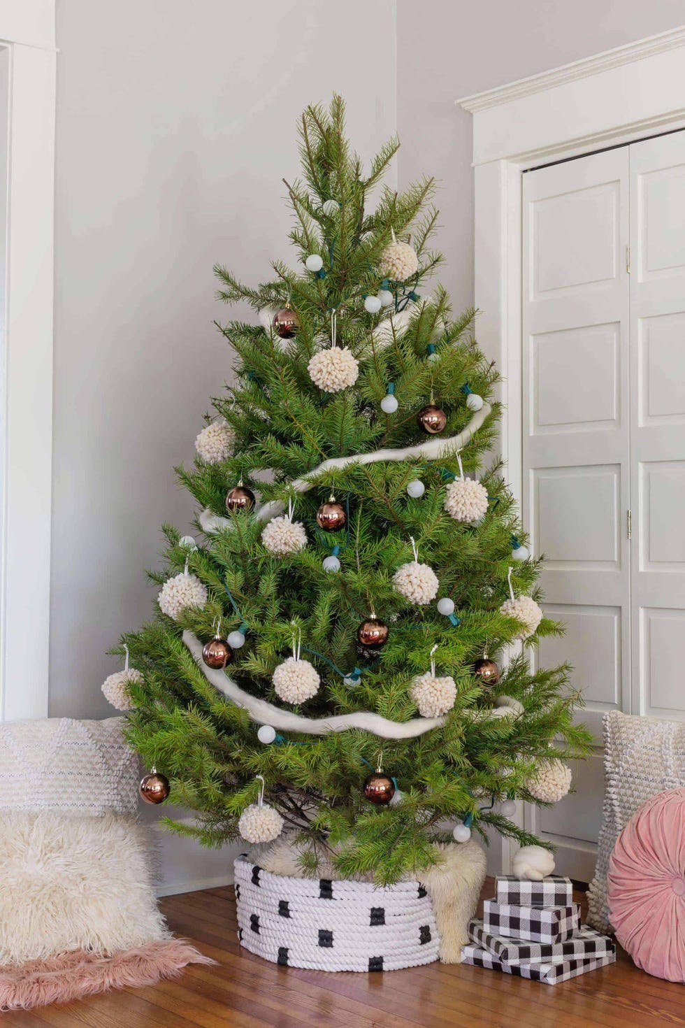 Rope Tree Collar - Christmas Decoration Ideas