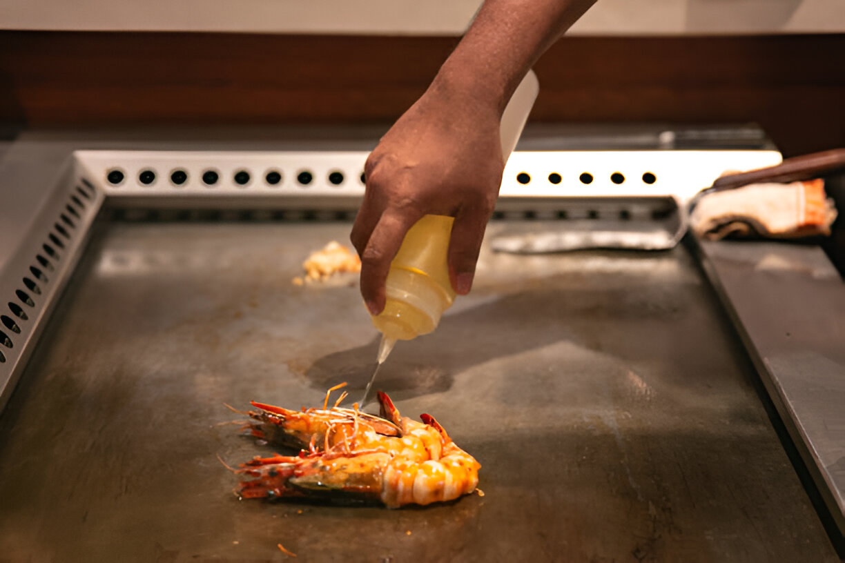 Udang dan scallop Teppanyaki dimasak dengan mentega dan bawang putih