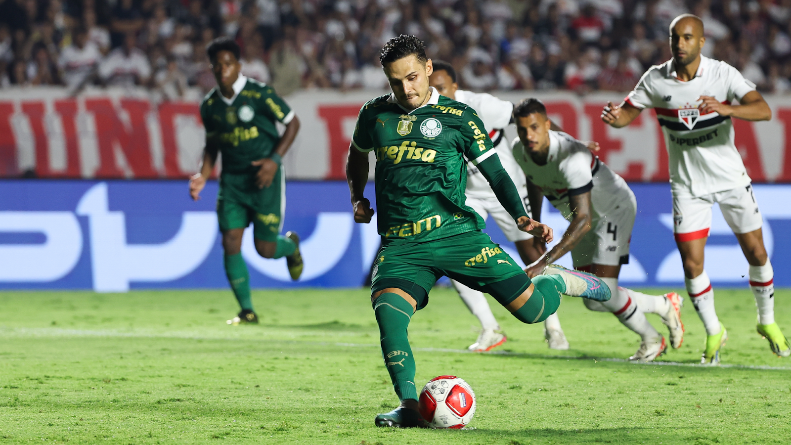 Raphael Veiga batendo um penâlti