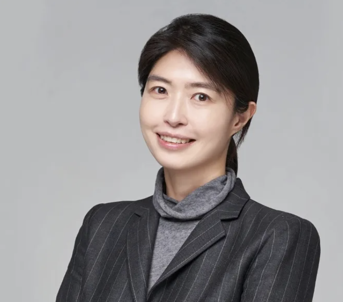 A picture of Kakao's CEO, Jeong Sin Ah on ash strip suit 