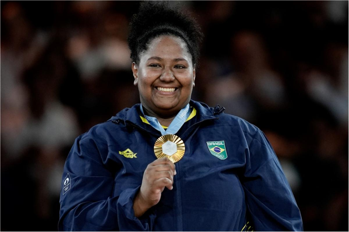 Beatriz Souza com a medalha de ouro (primeira do Brasil na edição) do judô, nas Olimpíadas de 2024, em Paris