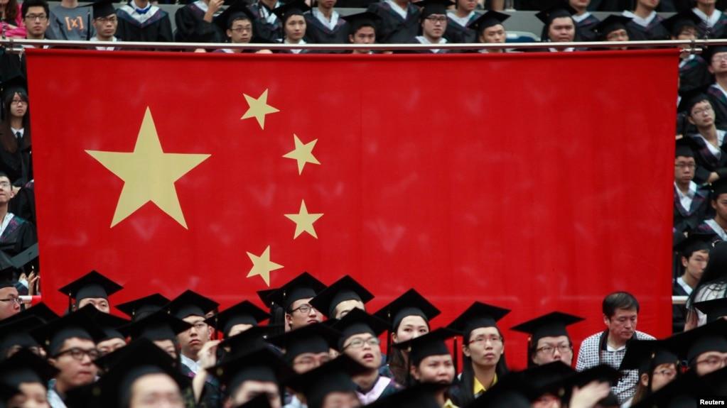 资料照:中国复旦大学2013届毕业生典礼。(2013年6月28日)