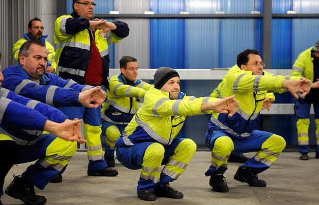 http://i.telegraph.co.uk/multimedia/archive/01240/binmen-warmup_1240363i.jpg