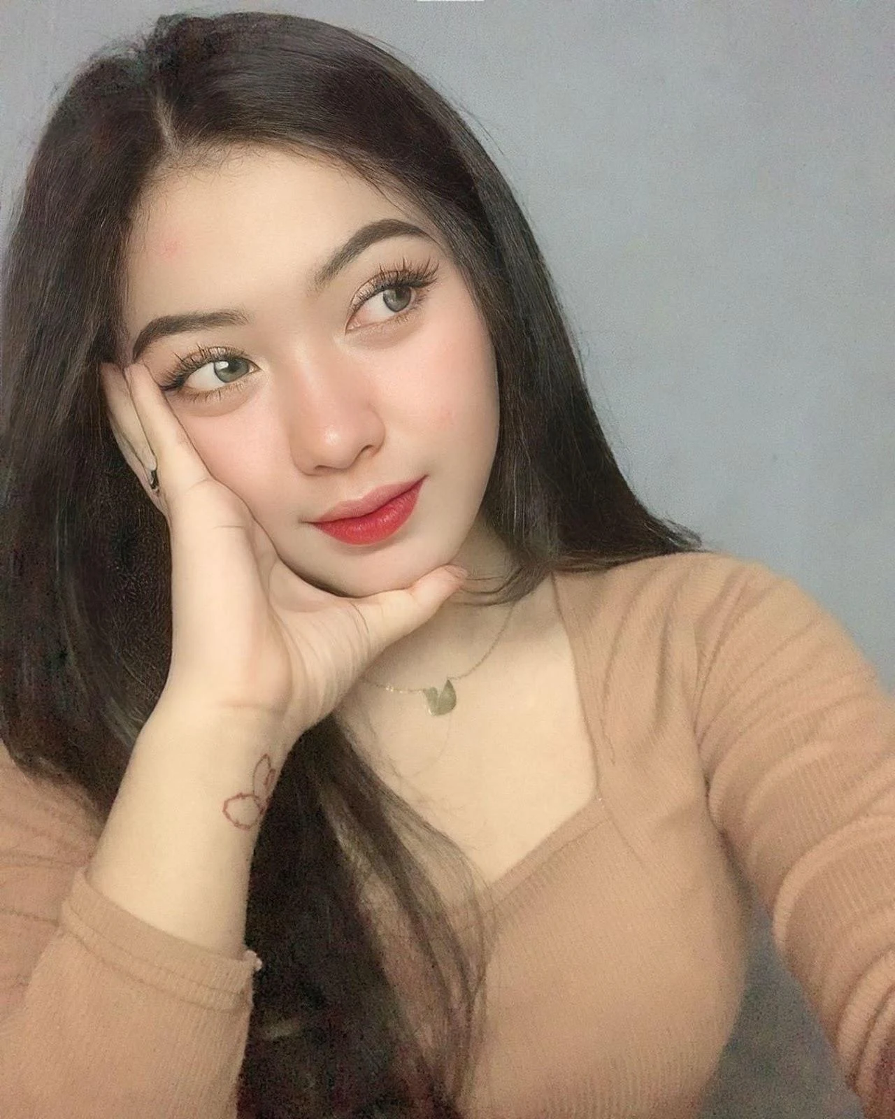Cewek Indo Menggoda dengan Senyum Manja, cewek menggoda, gadis manja, wanita cantik