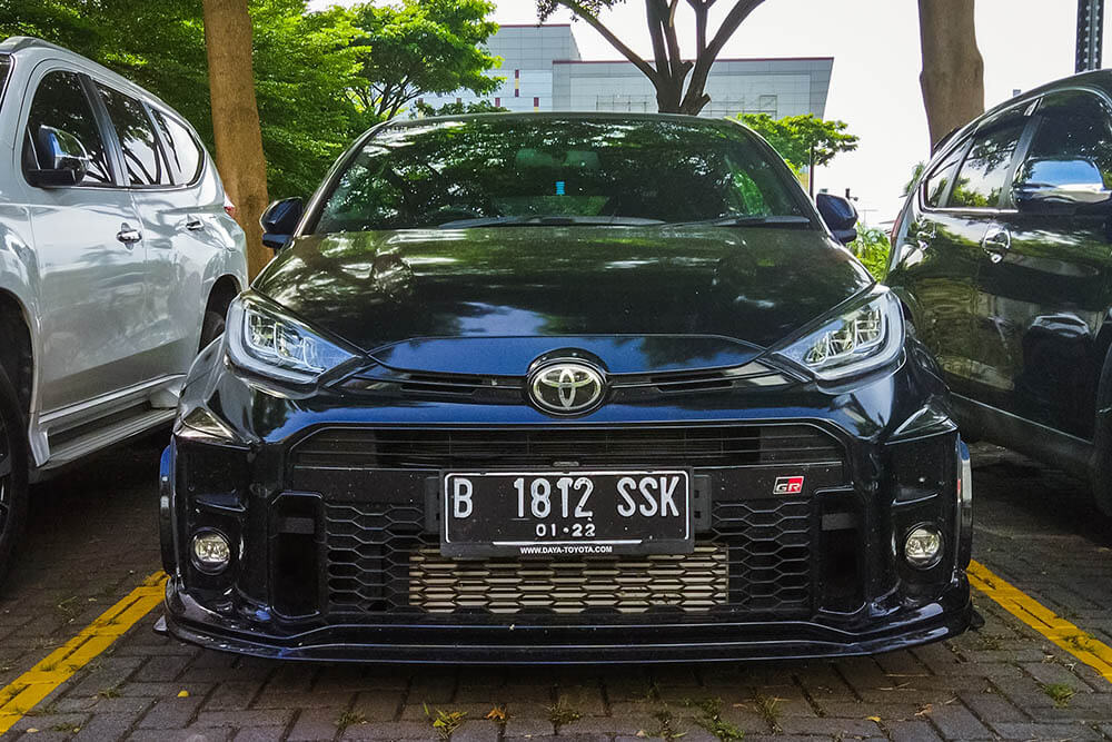 Panduan Membersihkan dan Merawat Kaca Reflektor pada GR Yaris