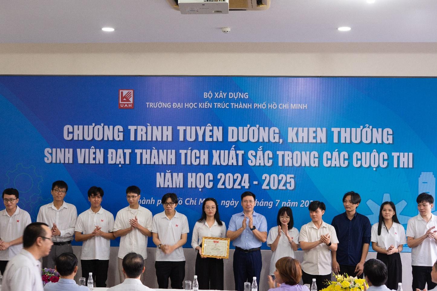 D:\\o E\\HINH LE TUYEN DUONG KHEN THUONG SV 2025\\CHON HINH DĂNG BAI\\_DSC7831.jpg