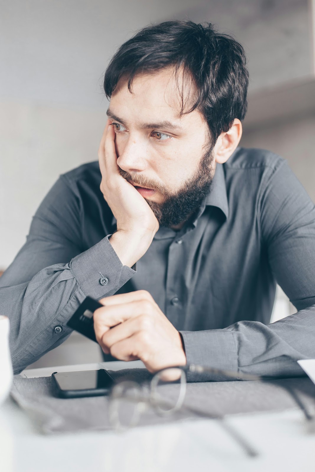 A tired man in his kitchen | Source: Pexels