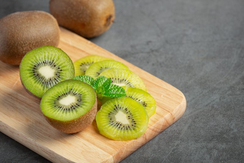 Kiwi cortado sobre uma tbua