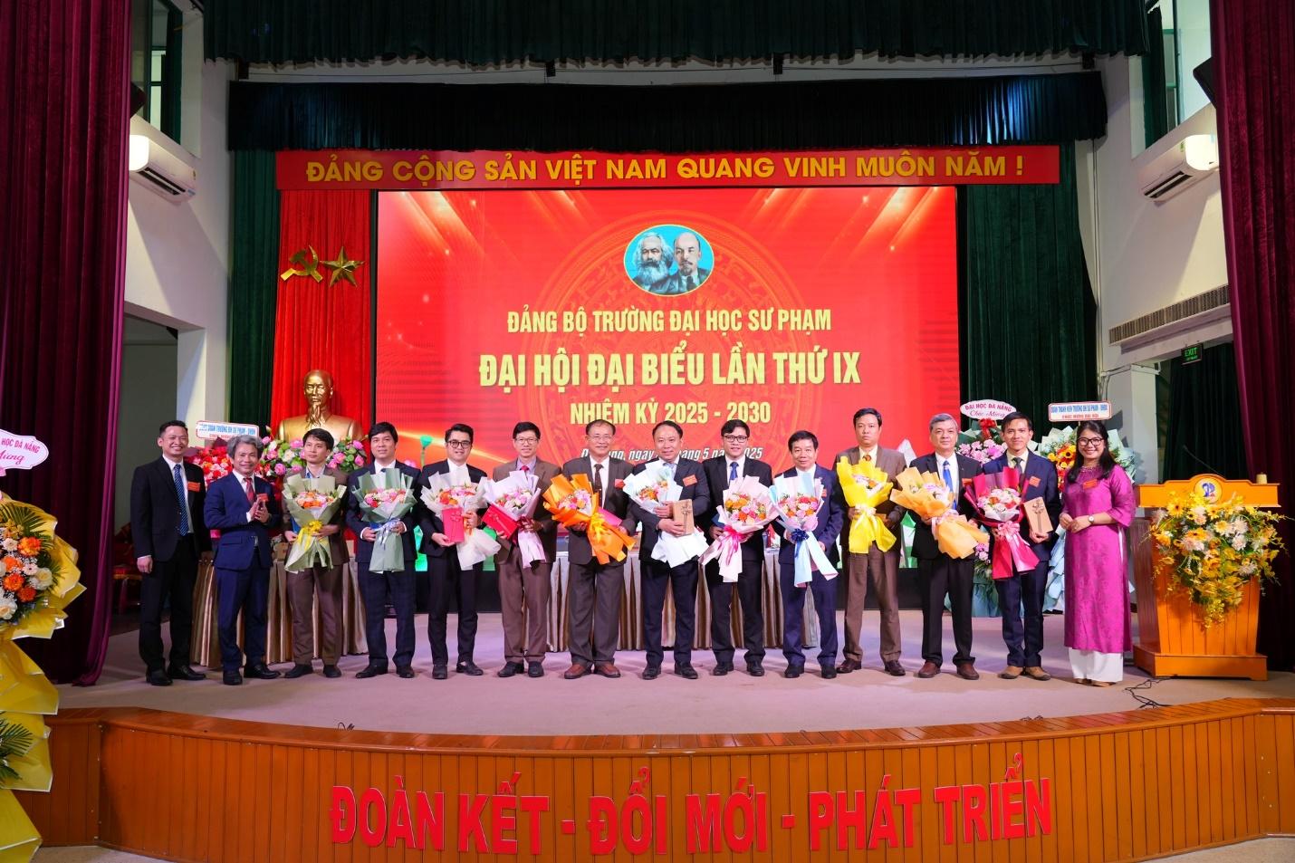 May be an image of 13 people and text that says 'ĐẢNG ĐẢNGCỘNG CỘNG SẢN VIỆT NAM QUANG VINH MUÔN NĂM! ห hranng ĐẢNG BỘ TRƯỜNG ĐAI HỌC SƯ PHAM ĐẠI HỘI ĐẠI BIỂU LẦN THỨ IX NHIÊM KỲ 2025 2030 nAaχ, ដដពេង្5 .製県製新番画 한한부 ĐOÀN KÊT-ĐÔI KẾT ĐÔI MỚI PHÁT TRIÊN'