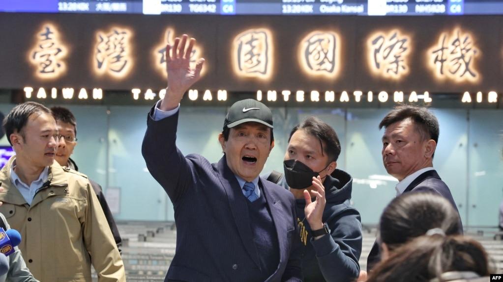 台湾前总统马英九三度率领学生代表团启程前往中国访问,他表示此行旨在搭建两岸“和平桥梁”。(法新社:2024年12月18日)