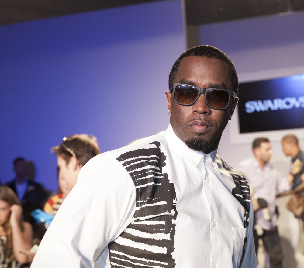 Sean 'Diddy' Combs pose devant un appareil photo. 