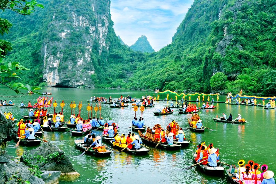 In 2025, Vietnam aims to welcome 22-23 million international visitors and 120-130 million domestic tourists. 