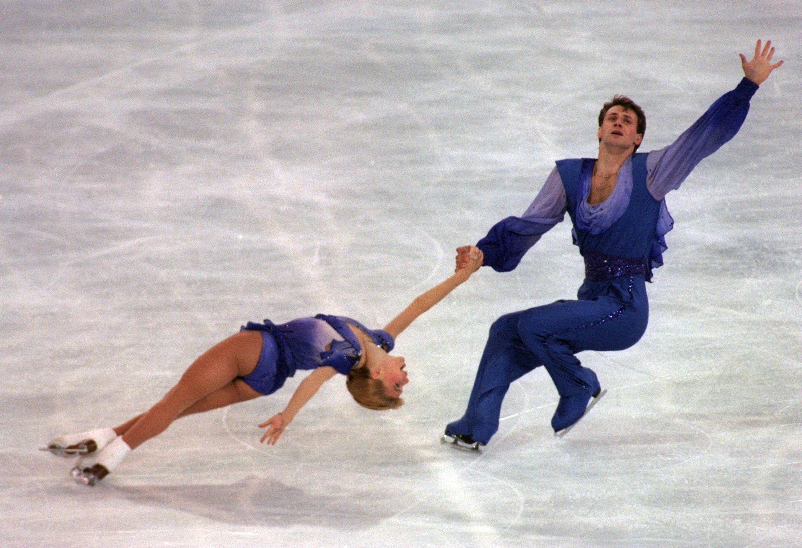 Evgenia Shishkova and Vadim Naumov of Russia perform their pairs free skating routine during the World Figure Skating Championships at the National Indoor Arena in Birmingham, England, on March 8, 1995 | Source: Getty Images