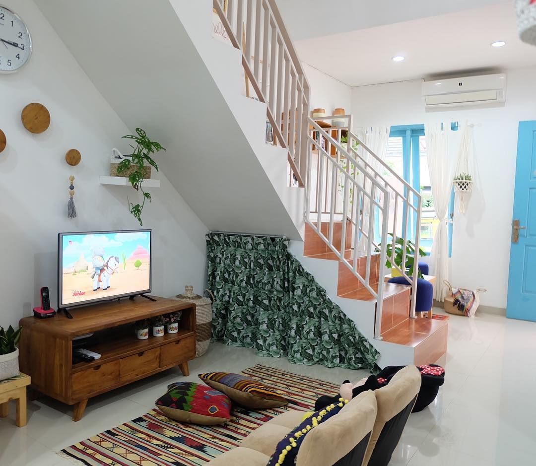 Penyimpanan tersembunyi cerdas di bawah tangga untuk rumah minimalis type 36.