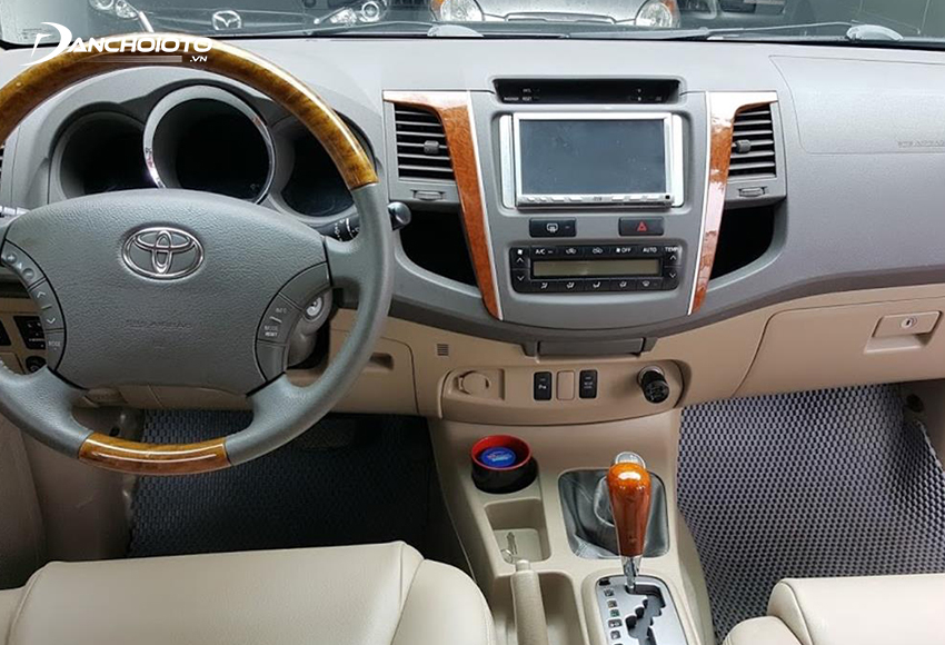 Nội thất Toyota Fortuner 2009 cũ