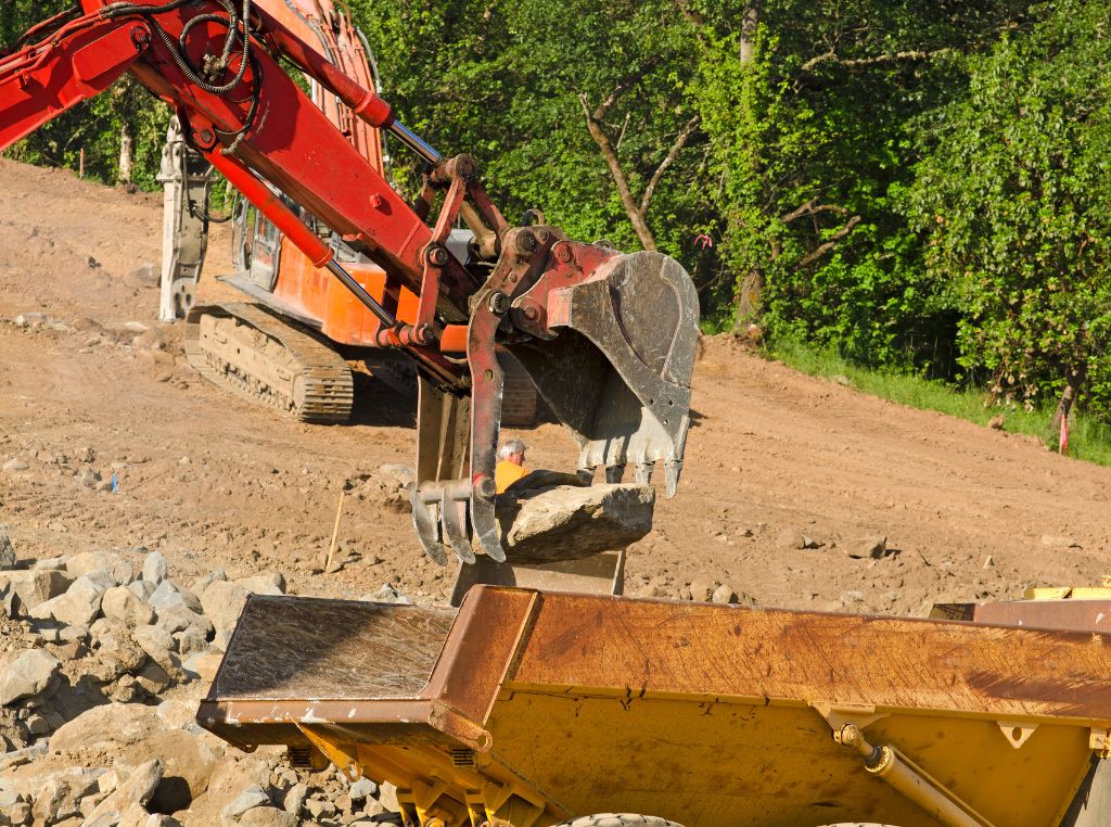 Caminhões articulados costumam ter:

Alta capacidade de carga com caçambas reforçadas.

Melhor distribuição do peso, o que evita sobrecarga em pontos críticos.

Desempenho contínuo, mesmo com alto volume de uso.