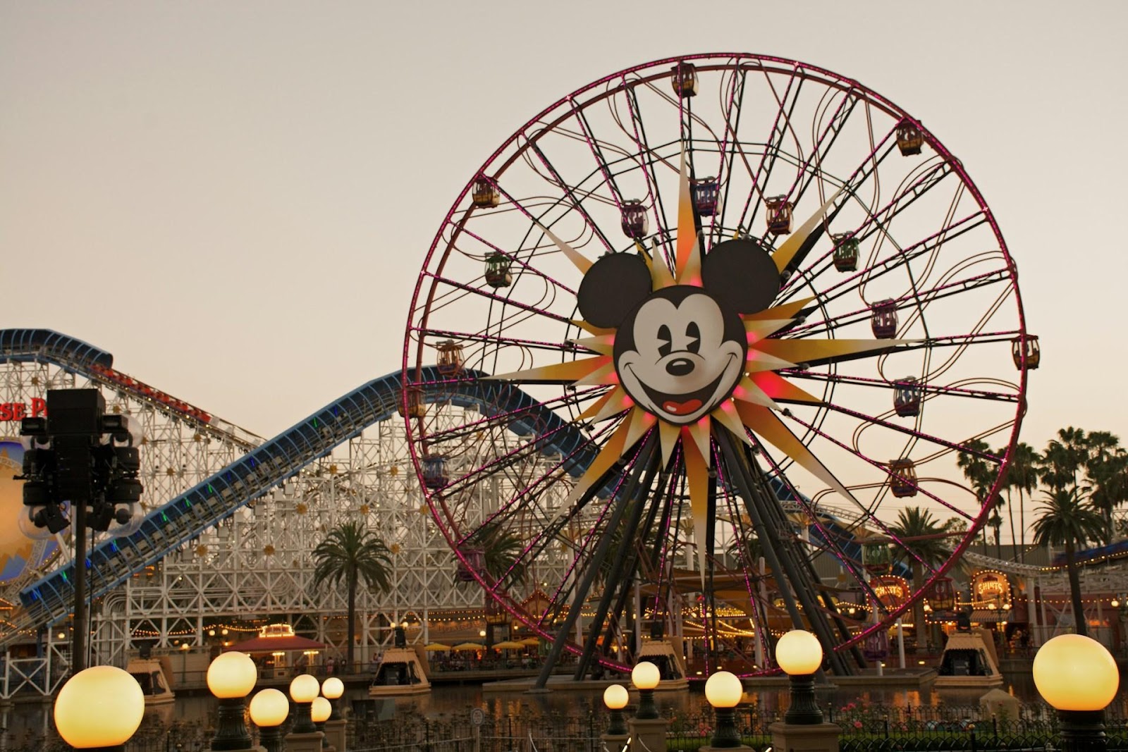 picture of Ferris wheel in amusement park