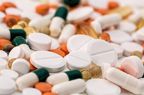assorted-pills-capsules-and-tablets-in-various-shapes-sizes-and-colors-biohacking-aging-with-cardiogen-the-longevity-weapon-elites-wont-talk-about-tony-huge