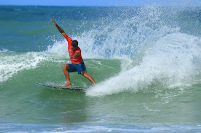 Wesley Leite fez a melhor apresentação da quinta-feira na Praia de Miami (Crédito da Foto: Aleko Stergiou / WSL Latam)