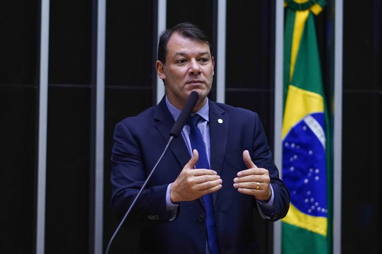 Deputado Roberto Duarte fala ao microfone