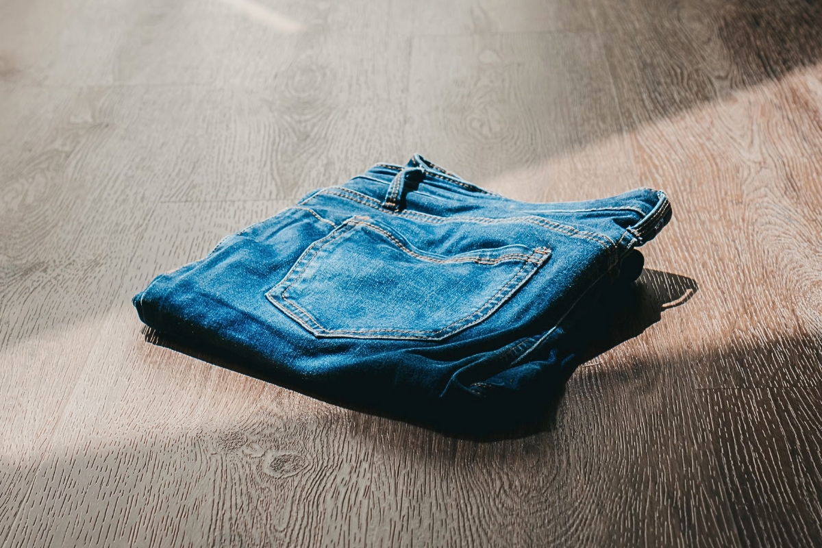 Celana jeans yang sudah dilipat.